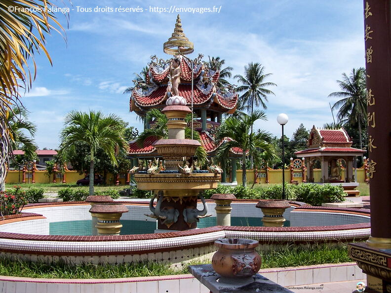 Fsai060712_Malaisie-Kota_Bharu-Bouddha_assis_04.jpg