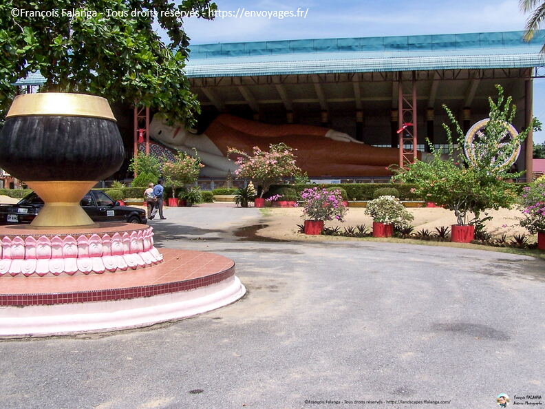 Fsai060712_Malaisie-Kota_Bharu-Bouddha_couche_04.jpg